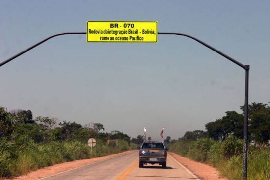 Produtores de Cceres fecham BR em protesto por mais fiscalizao na regio de fronteira