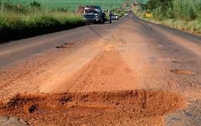 Associao inicia tapa buracos em rodovias danificadas que prejudicam escoamento da safra
