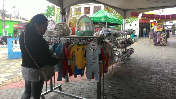 Vendas de roupa de frio crescem em Cuiab e lojas revelam falta de produto