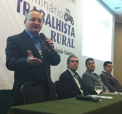 Taques discursa durante evento; ao fundo, o presidente da Famato, Rui Prado