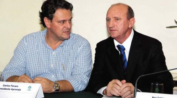  esquerda, Carlos Fvaro com o ministro da Agricultura Neri Geller, que no conta mais co o voto do progressista em Dilma