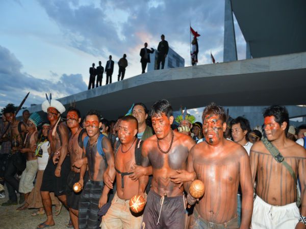Grupo de ndios protesta contra Belo Monte e  barrado na entrada no Congresso