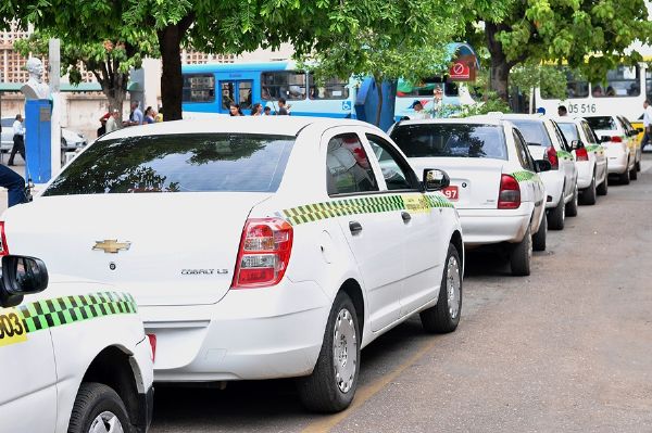 Taxistas aguardam reajuste de tarifa em Cuiab; Prefeitura autoriza bandeira 2 at janeiro